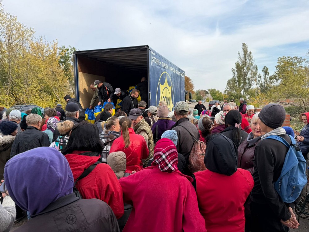 Сьогодні у Нікополі священники ПЦУ роздали людям гуманітарну допомогу (фото)