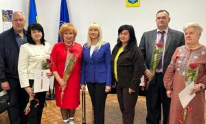 Освітяни Нікополя отримали відзнаки від обласної ради - список