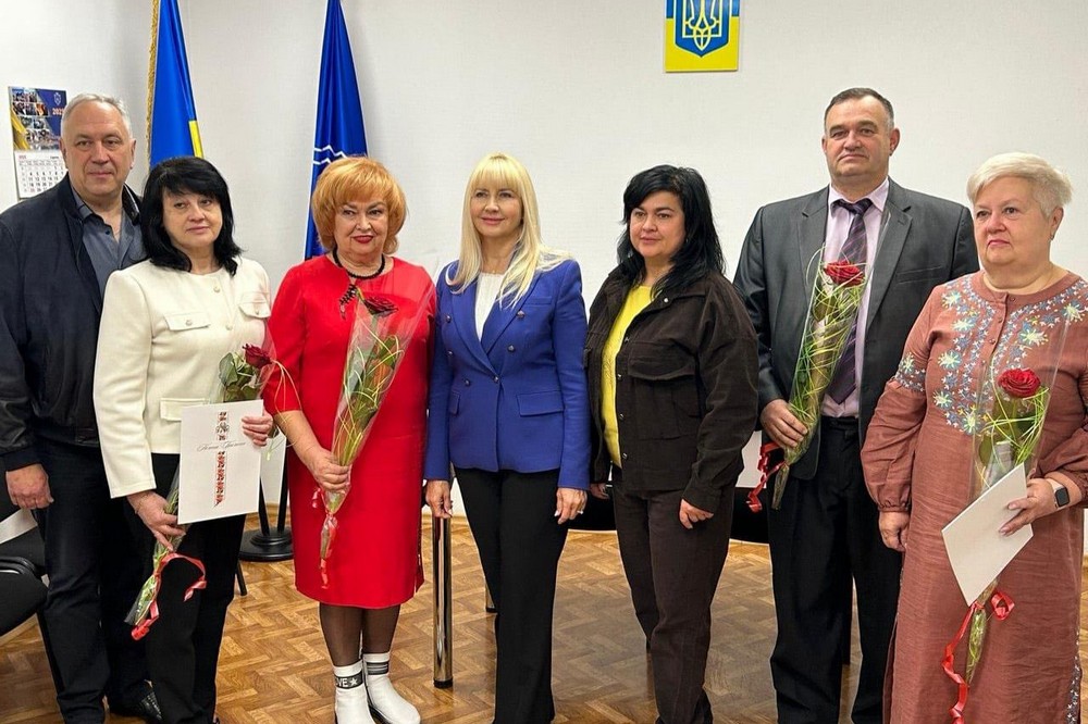 Освітяни Нікополя отримали відзнаки від обласної ради - список