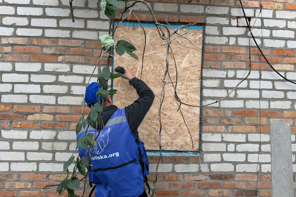 У Нікополі демонтують системи поливу, встановлюють знаки, прибирають листя і усувають наслідки обстрілів (фото)