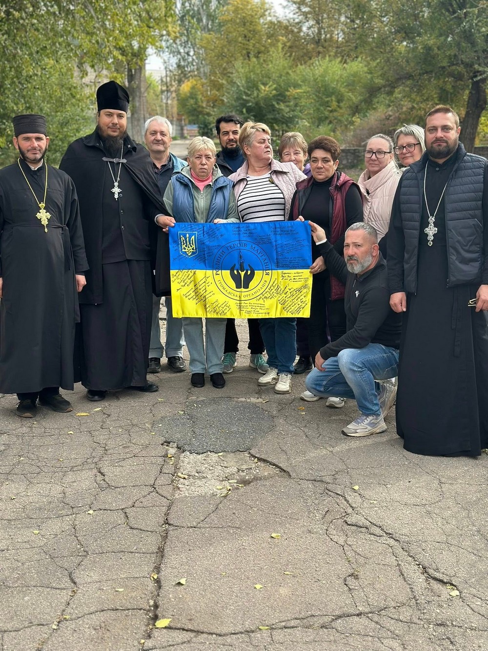 Сьогодні у Нікополі священники ПЦУ роздали людям гуманітарну допомогу (фото)