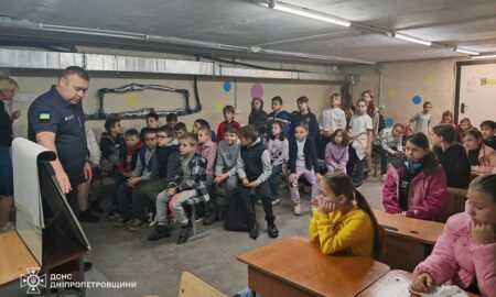 Офіцери-рятувальники провели урок безпеки для школярів Покрова (фото)