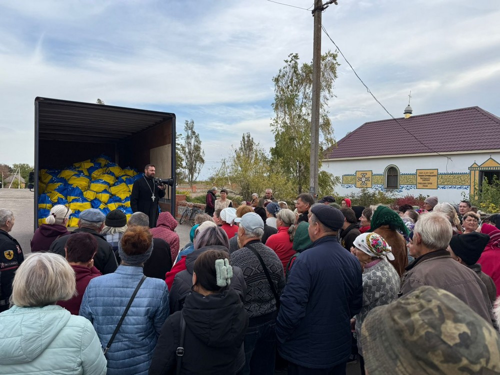 Сьогодні у Нікополі священники ПЦУ роздали людям гуманітарну допомогу (фото)