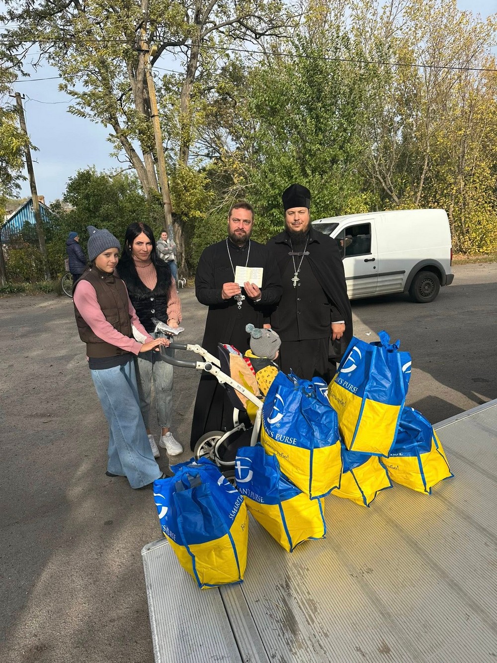 Сьогодні у Нікополі священники ПЦУ роздали людям гуманітарну допомогу (фото)