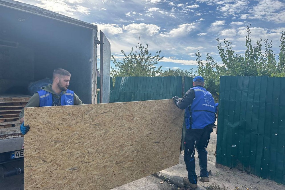 У Нікополі сьогодні ворог знову зруйнував будинок, інші отримали пошкодження: фото