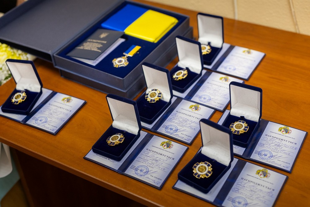 Медики Нікополя та Марганця отримали почесні відзнаки від Дніпропетровської обласної ради