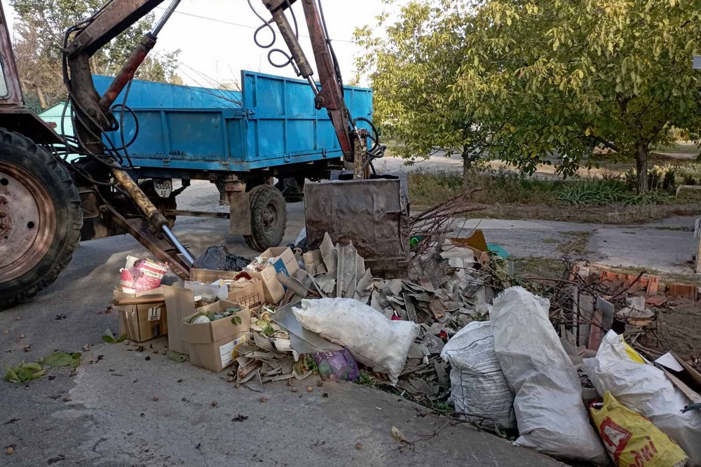Прибрали дерева, які не раз ставали причиною ДТП у Нікополі: які ще роботи виконують комунальники на цьому тижні