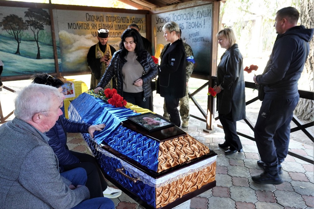 У Нікополі сьогодні провели в останню путь Захисника: фото