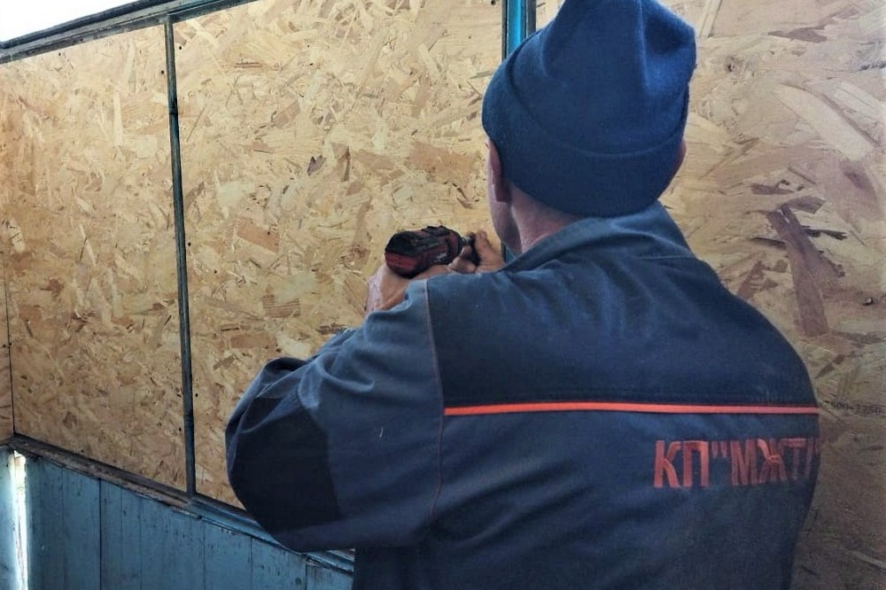 У Нікополі демонтують системи поливу, встановлюють знаки, прибирають листя і усувають наслідки обстрілів (фото)