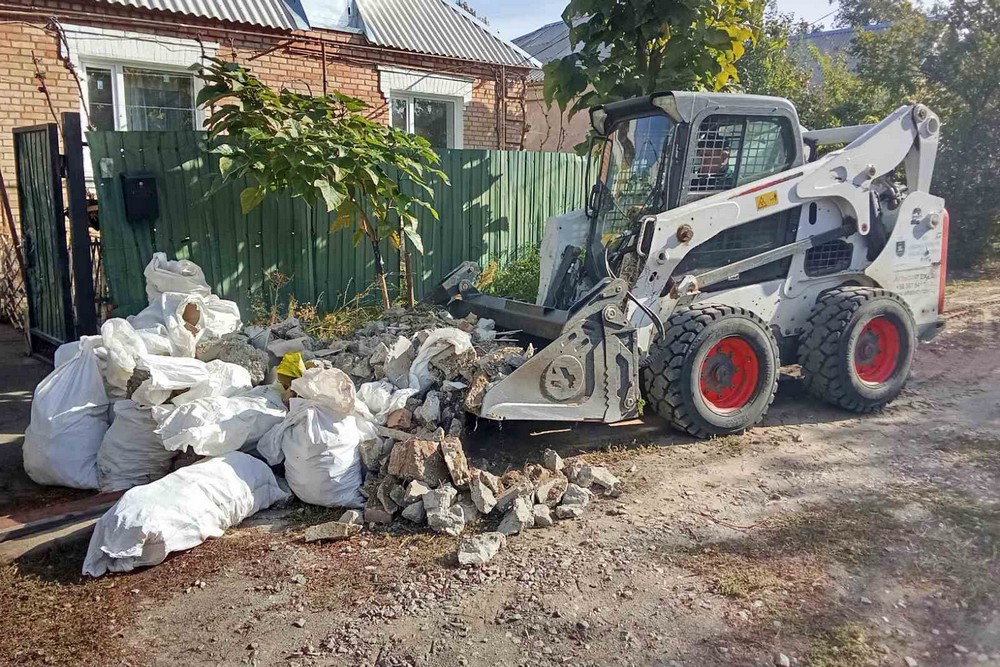 Прибрали дерева, які не раз ставали причиною ДТП у Нікополі: які ще роботи виконують комунальники на цьому тижні