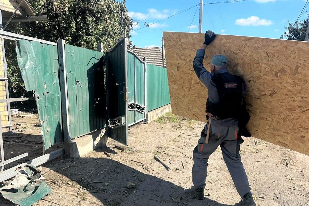 У Нікополі демонтують системи поливу, встановлюють знаки, прибирають листя і усувають наслідки обстрілів (фото)