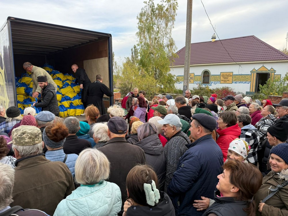 Сьогодні у Нікополі священники ПЦУ роздали людям гуманітарну допомогу (фото)