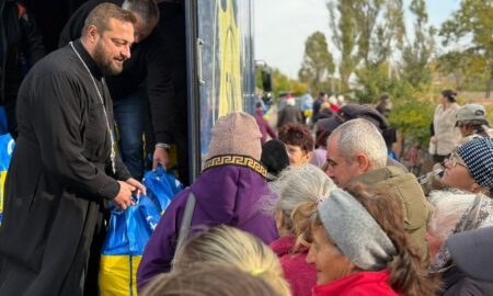 Сьогодні у Нікополі священники ПЦУ роздали людям гуманітарну допомогу (фото)