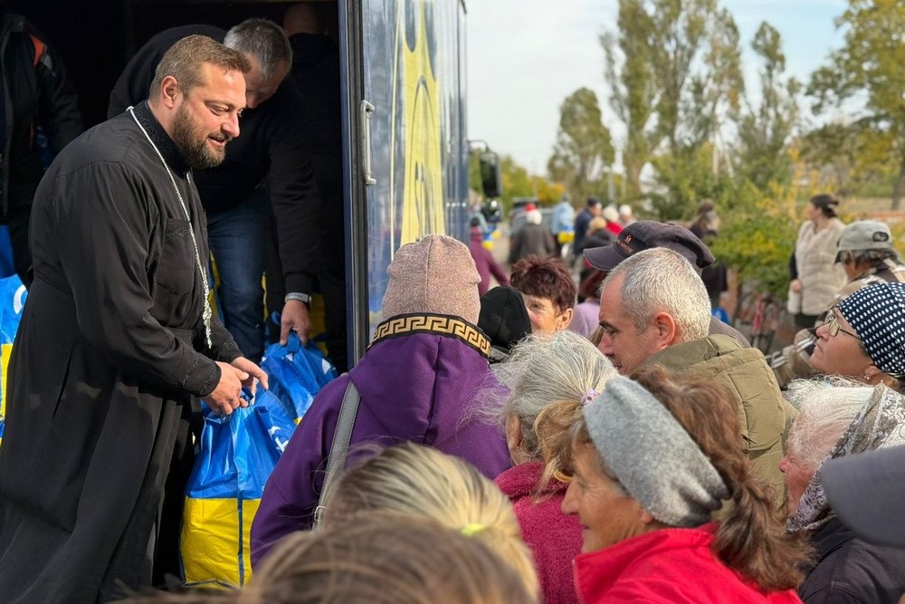 Сьогодні у Нікополі священники ПЦУ роздали людям гуманітарну допомогу (фото)