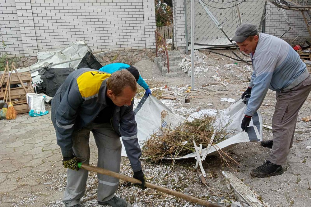 Прибрали дерева, які не раз ставали причиною ДТП у Нікополі: які ще роботи виконують комунальники на цьому тижні