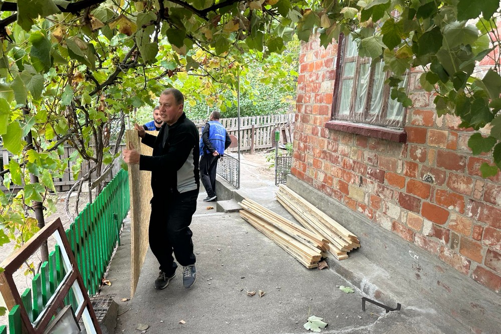 Прибрали дерева, які не раз ставали причиною ДТП у Нікополі: які ще роботи виконують комунальники на цьому тижні