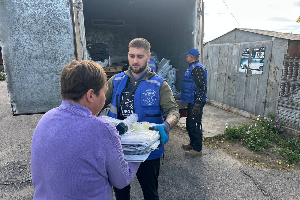 У Нікополі сьогодні ворог знову зруйнував будинок, інші отримали пошкодження: фото