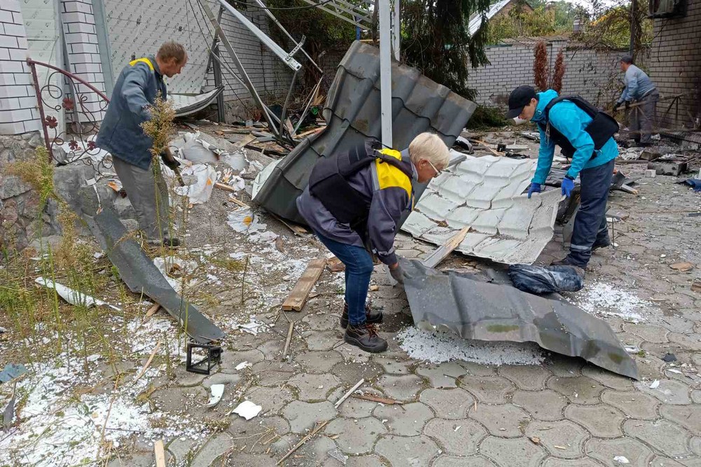 Прибрали дерева, які не раз ставали причиною ДТП у Нікополі: які ще роботи виконують комунальники на цьому тижні