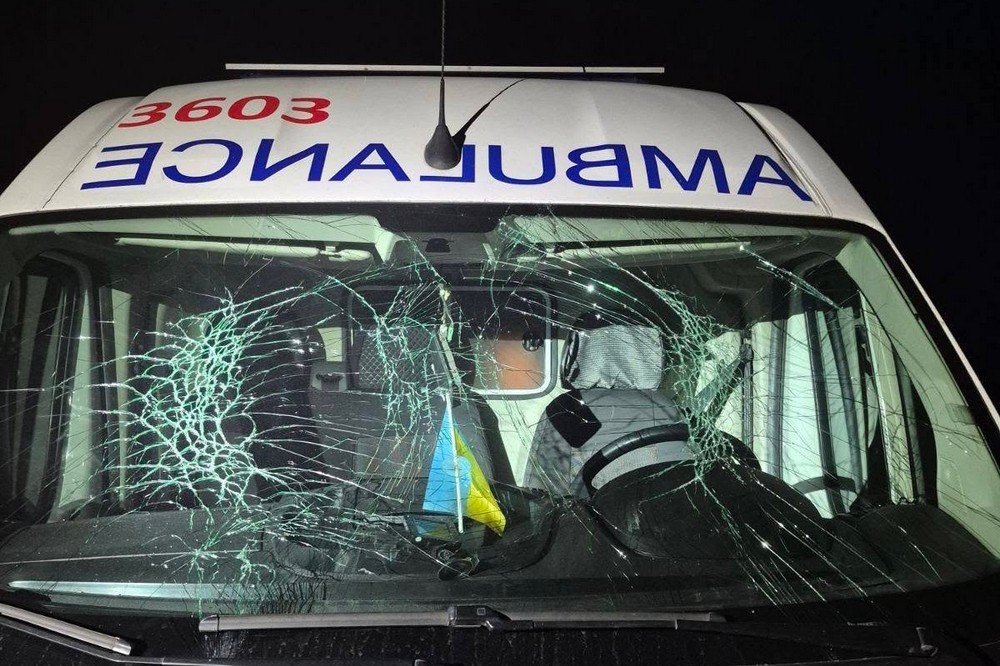 Дві «швидкі» на Дніпропетровщині потрапили під обстріл