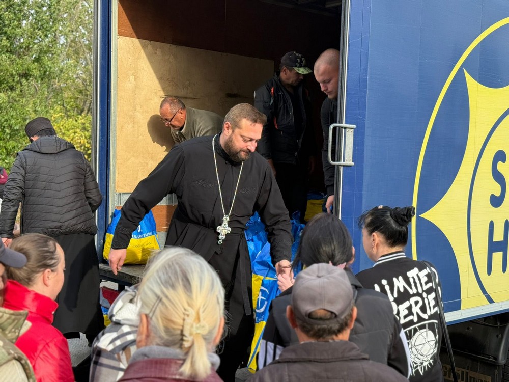 Сьогодні у Нікополі священники ПЦУ роздали людям гуманітарну допомогу (фото)