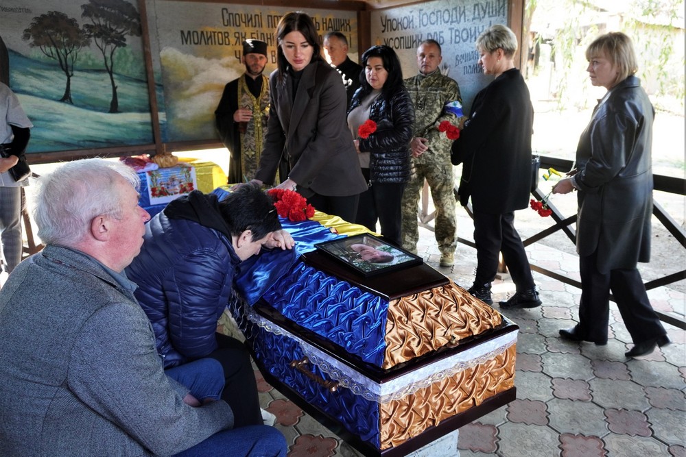 У Нікополі сьогодні провели в останню путь Захисника: фото