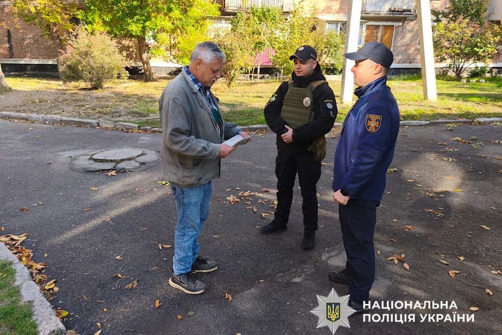 На Нікопольщині поліцейські провели бесіди з мешканцями про правила пожежної безпеки в осінньо-зимовий період (фото)