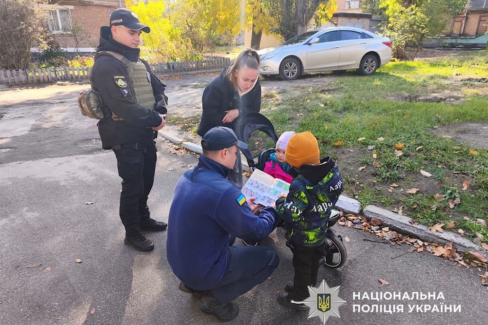 На Нікопольщині поліцейські провели бесіди з мешканцями про правила пожежної безпеки в осінньо-зимовий період (фото)