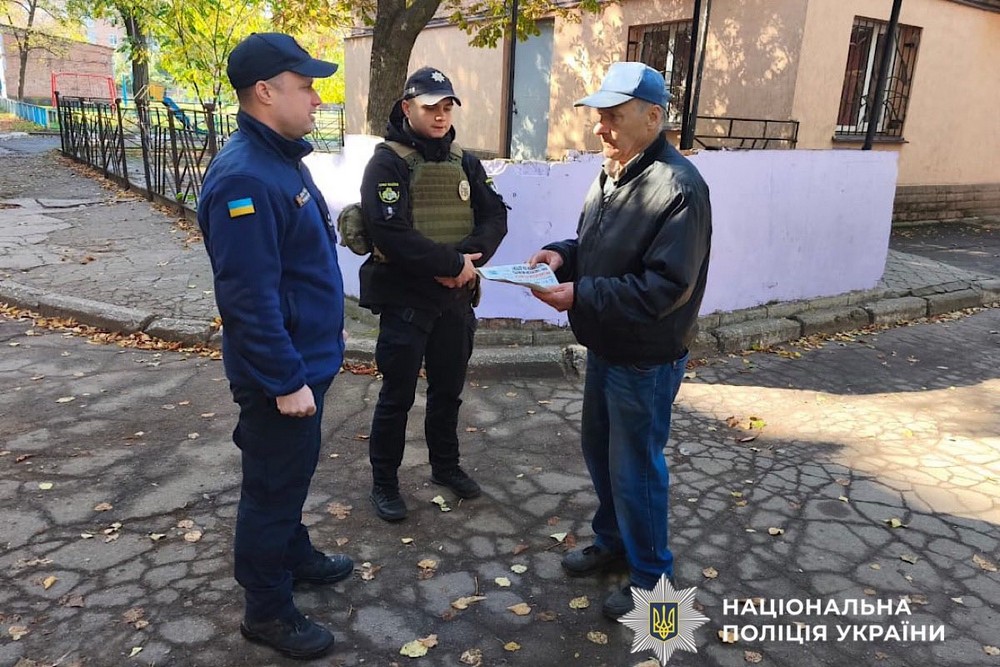 На Нікопольщині поліцейські провели бесіди з мешканцями про правила пожежної безпеки в осінньо-зимовий період (фото)