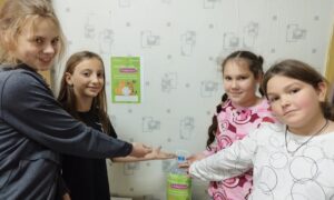 У Покрові збирають монетки для тварин, які постраждали внаслідок бойових дій (фото) 2 У Покрові збирають монетки для тварин, які постраждали внаслідок бойових дій (фото)