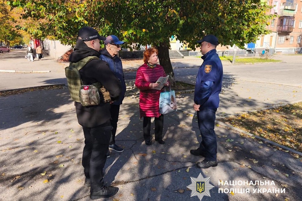 На Нікопольщині поліцейські провели бесіди з мешканцями про правила пожежної безпеки в осінньо-зимовий період (фото)