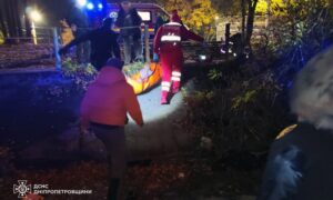 У Дніпрі водолази ДСНС врятували 17-рчну дівчину, яка стрибнула з мосту в річку