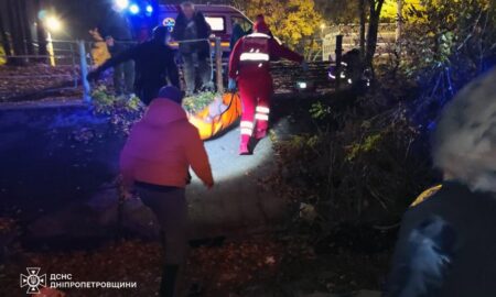 У Дніпрі водолази ДСНС врятували 17-річну дівчину, яка стрибнула з мосту в річку 29 У Дніпрі водолази ДСНС врятували 17-рчну дівчину, яка стрибнула з мосту в річку