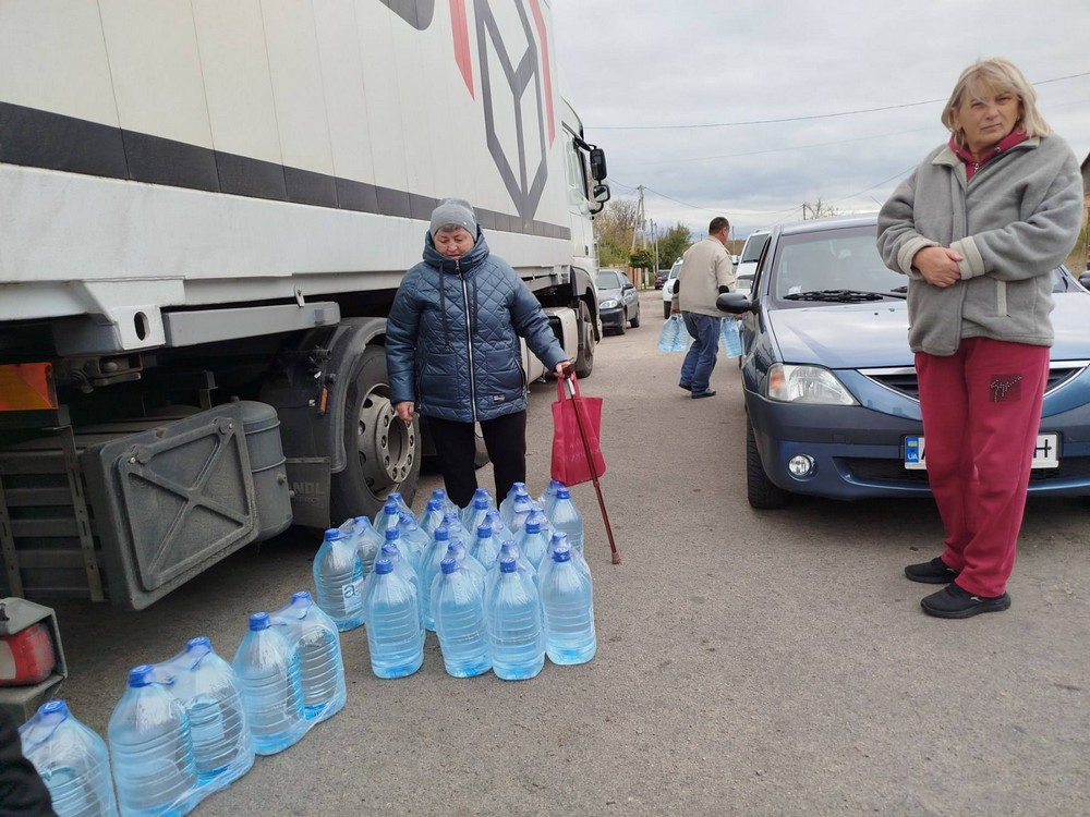 У Мирівській громаді роздали 2808 бутлів питної води: фото