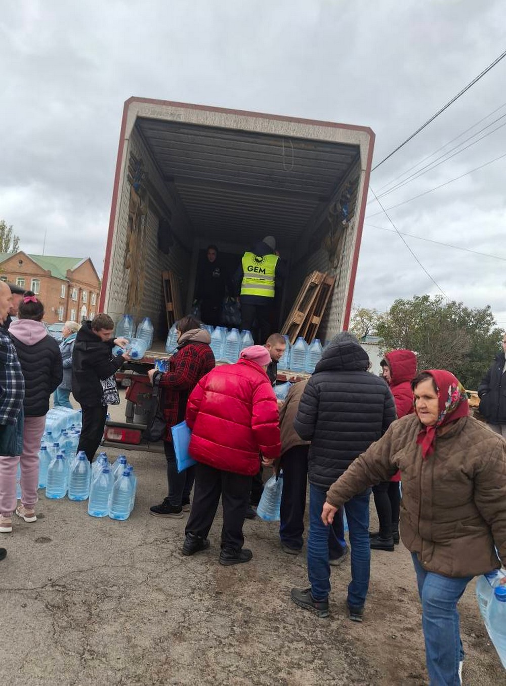 У Мирівській громаді роздали 2808 бутлів питної води: фото