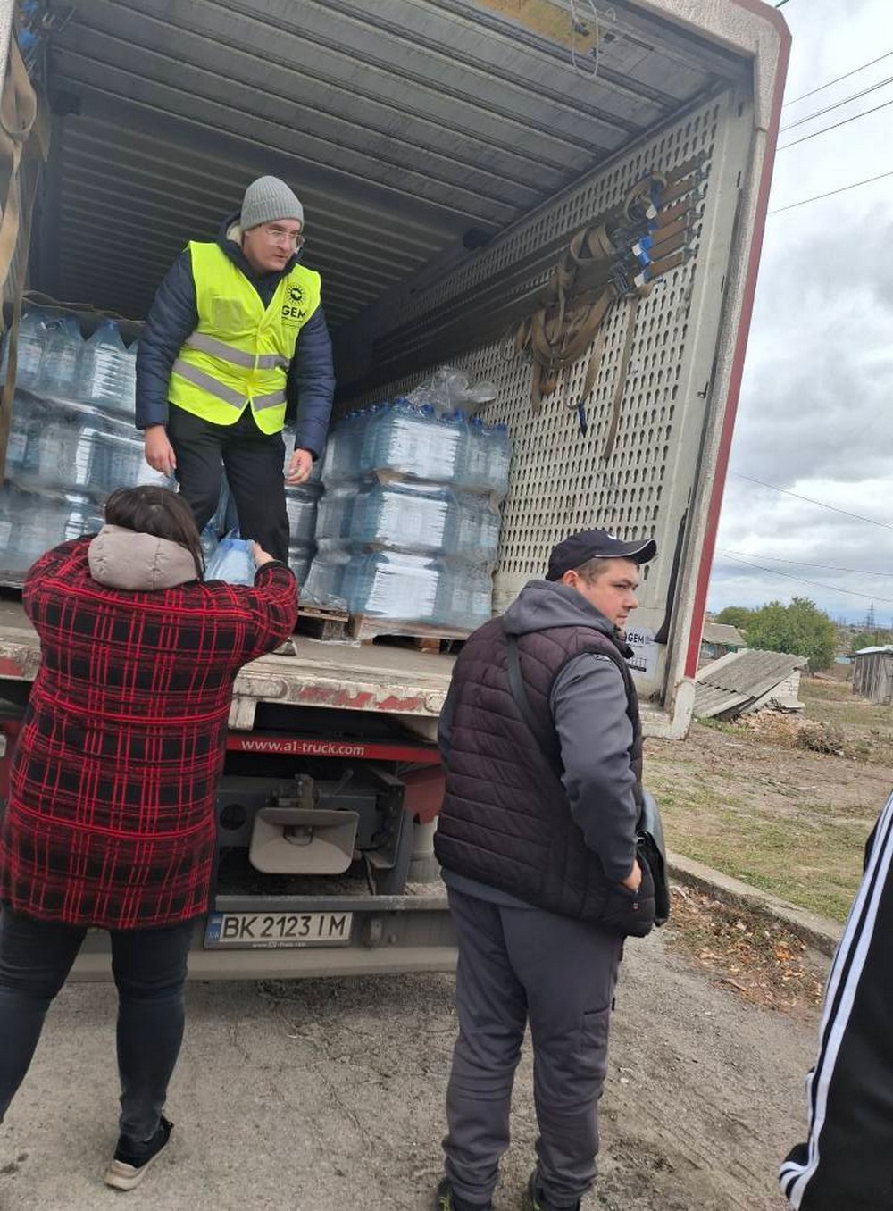 У Мирівській громаді роздали 2808 бутлів питної води: фото