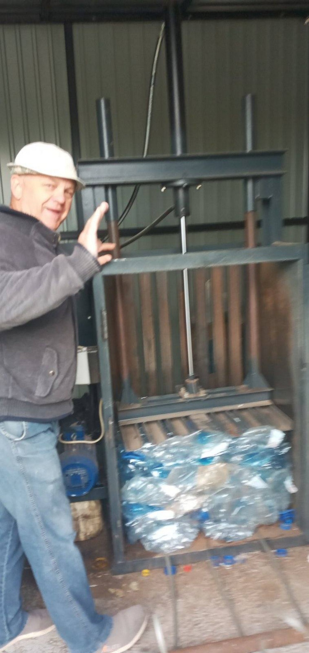 Допомогли одиноким бабусям, прибирали сміття, роздали продукти: про добрі справи у селі Зоря на Нікопольщині (фото)