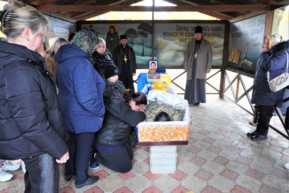 Довго не брали до ЗСУ через стан здоров’я: у Нікополі сьогодні провели в останню путь полеглого Героя (фото)