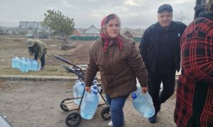 17 тонн бутильованої води отримали мешканці села Топила на Нікопольщині 24 жовтня 4 17 тонн бутильованої води отримали мешканці села Топила на Нікопольщині 24 жовтня