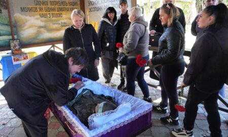 Виріс в інтернаті, був дуже добрим, мав хист до малювання: у Нікополі сьогодні провели в останню путь Захисника