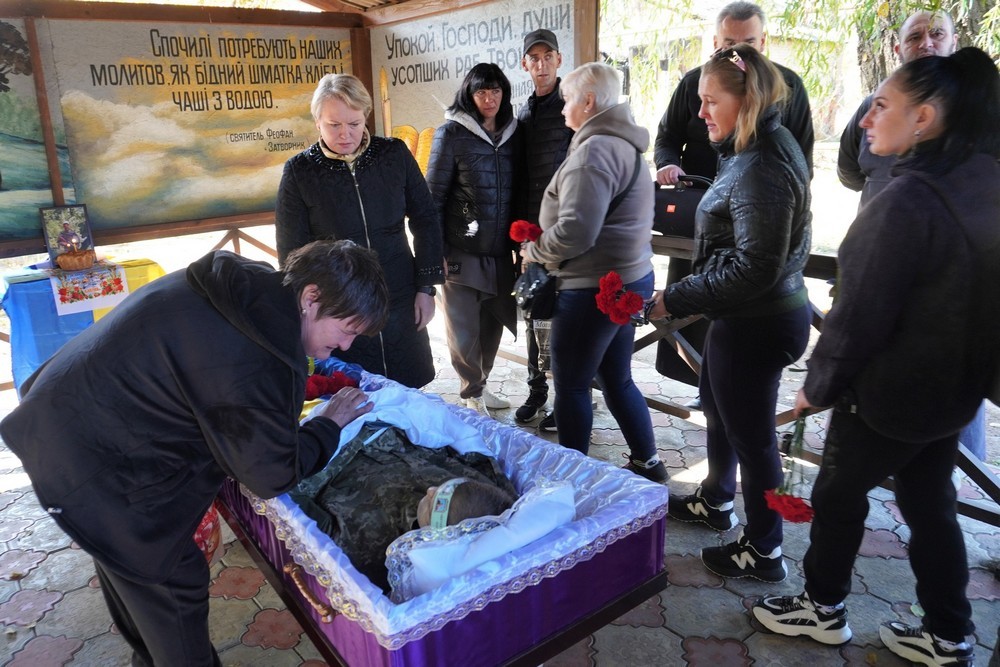 Виріс в інтернаті, був дуже добрим, мав хист до малювання: у Нікополі сьогодні провели в останню путь Захисника 1 Виріс в інтернаті, був дуже добрим, мав хист до малювання: у Нікополі сьогодні провели в останню путь Захисника