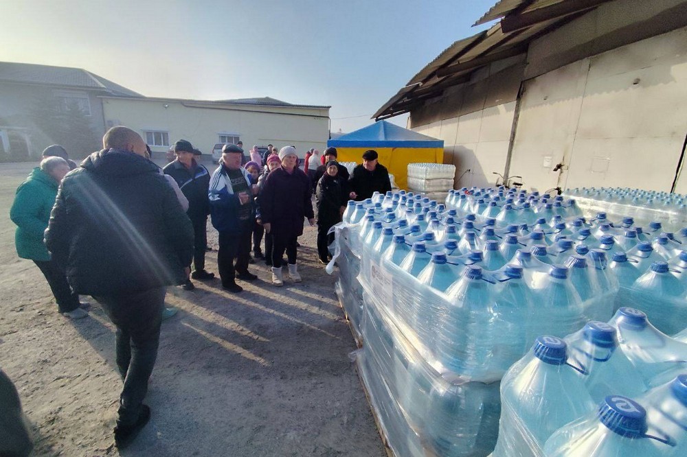 Мешканцям Томаківської громади роздали продуктові набори і воду (фото) Мешканцям Томаківської громади роздали продуктові набори і воду (фото)
