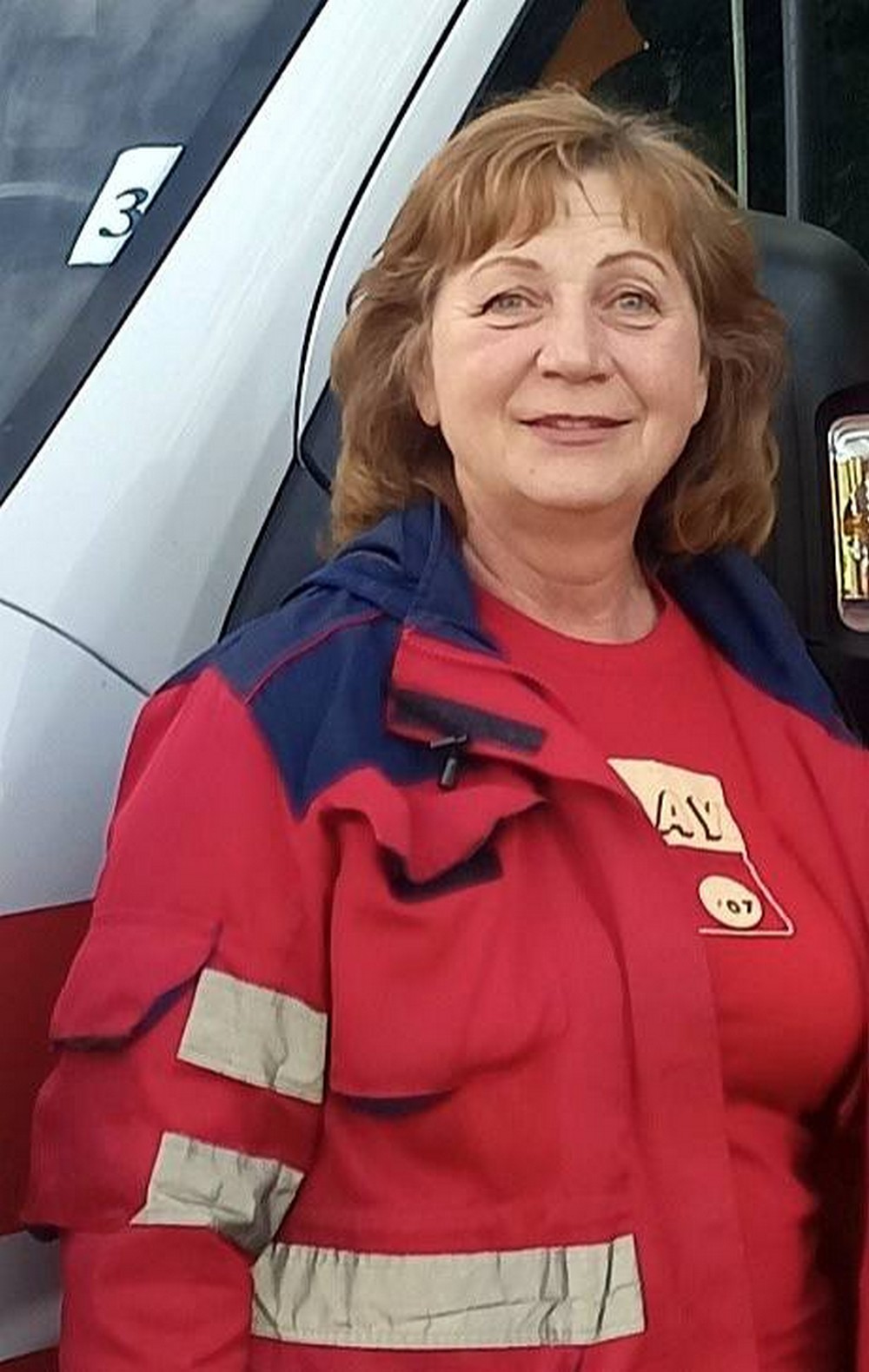 Поралася на квітнику, коли прилетів ворожий снаряд: у Нікополі врятували жінку з пораненням в шию