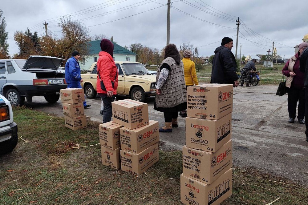 Мешканцям Томаківської громади роздали продуктові набори і воду (фото) Мешканцям Томаківської громади роздали продуктові набори і воду (фото)