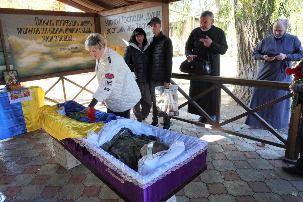 Виріс в інтернаті, був дуже добрим, мав хист до малювання: у Нікополі сьогодні провели в останню путь Захисника Виріс в інтернаті, був дуже добрим, мав хист до малювання: у Нікополі сьогодні провели в останню путь Захисника