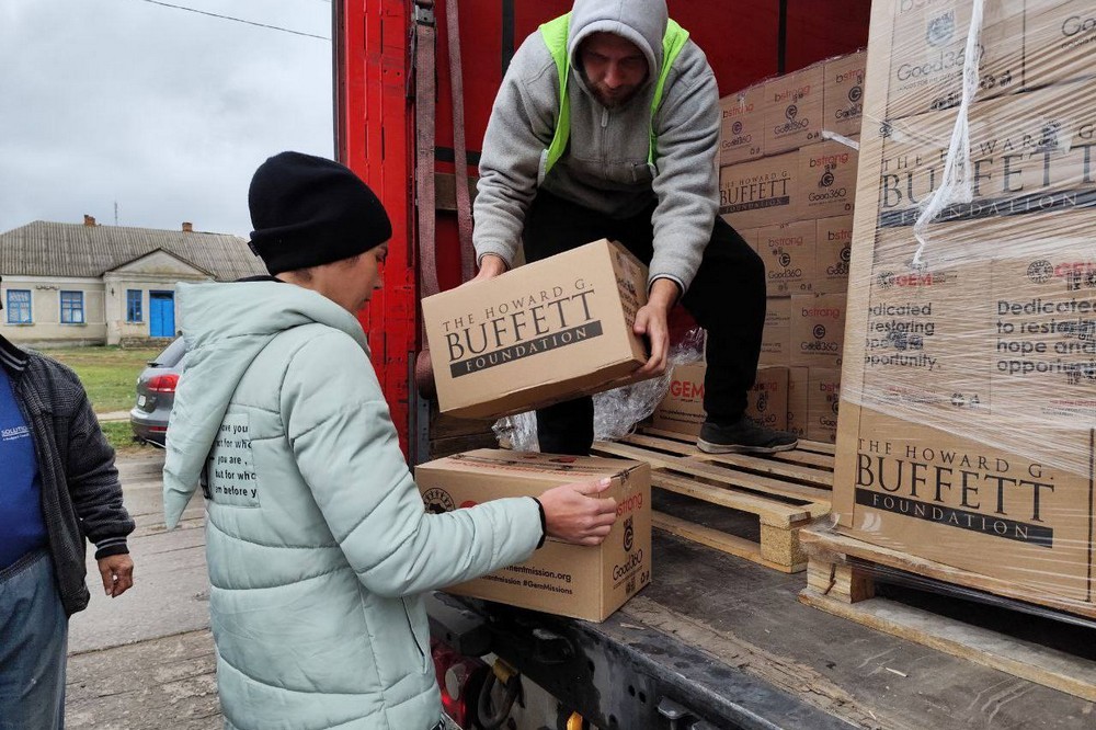 Мешканцям Томаківської громади роздали продуктові набори і воду (фото) Мешканцям Томаківської громади роздали продуктові набори і воду (фото)