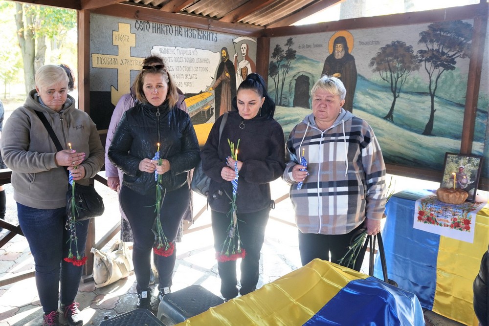 Виріс в інтернаті, був дуже добрим, мав хист до малювання: у Нікополі сьогодні провели в останню путь Захисника Виріс в інтернаті, був дуже добрим, мав хист до малювання: у Нікополі сьогодні провели в останню путь Захисника