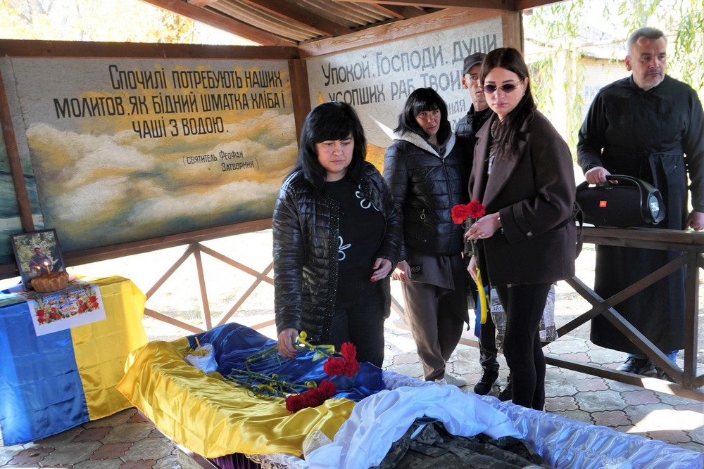 Виріс в інтернаті, був дуже добрим, мав хист до малювання: у Нікополі сьогодні провели в останню путь Захисника Виріс в інтернаті, був дуже добрим, мав хист до малювання: у Нікополі сьогодні провели в останню путь Захисника