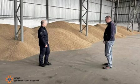 Аби вберегти зерно: на Нікопольщині офіцер громади нагадав аграріям правила пожежної безпеки (фото)