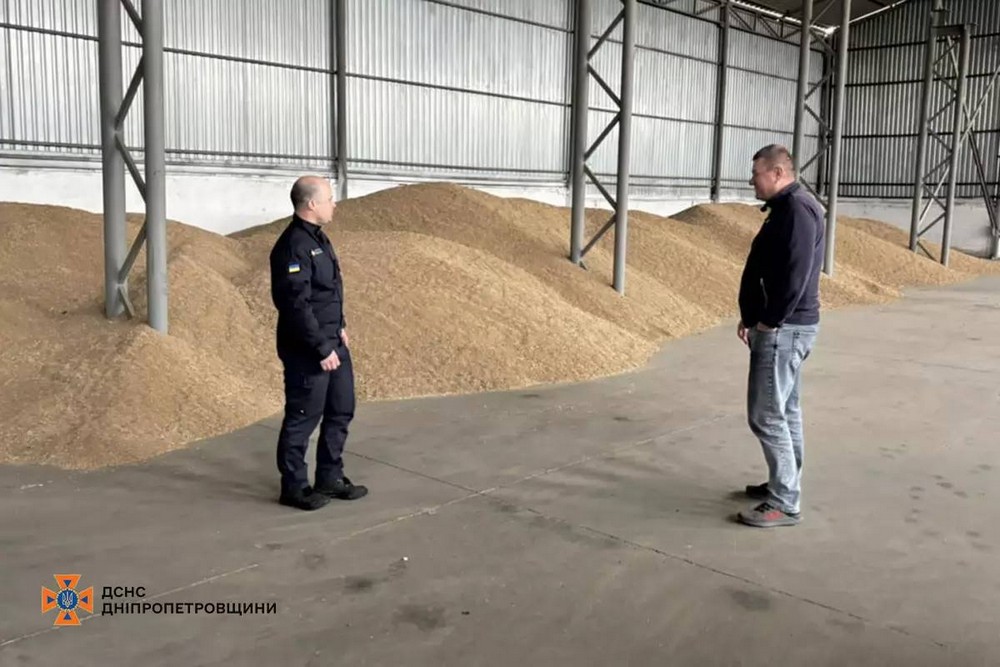 Аби вберегти зерно: на Нікопольщині офіцер громади нагадав аграріям правила пожежної безпеки (фото)