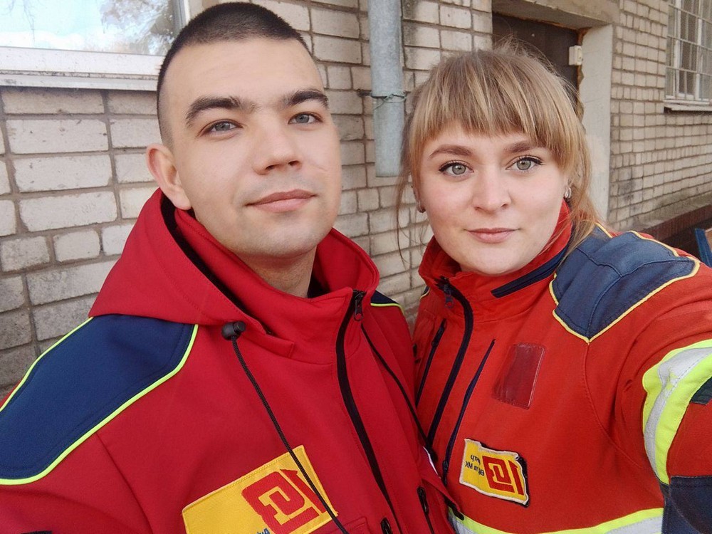 Поралася на квітнику, коли прилетів ворожий снаряд: у Нікополі врятували жінку з пораненням в шию